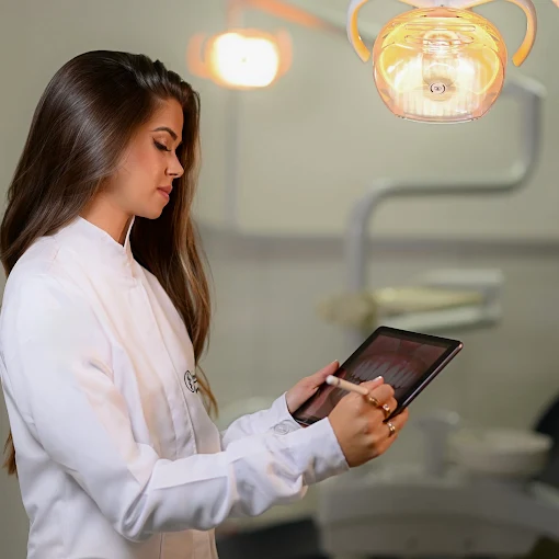 Dra. Marcelle S. Tavares, cirurgiã-dentista em Pelotas
